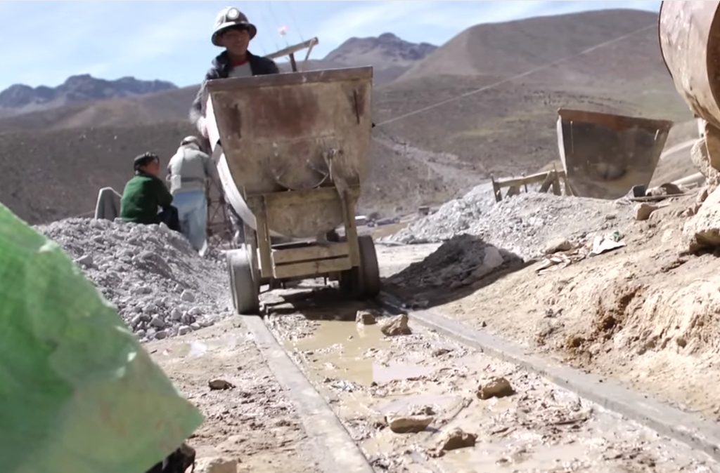 Atividades na mineração em Cerro Rico estão entre as formas de trabalho infantil realizadas por crianças e adolescentes bolivianos. (Crédito: Divulgação/Unicef)