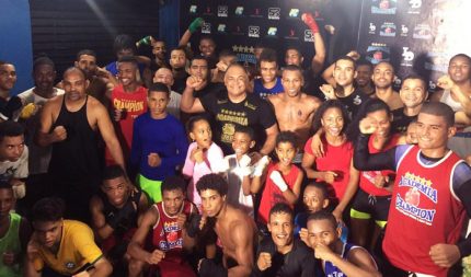 No centro da imagem, com a mão direita levantada, o técnico baiano Luiz Dórea. À sua esquerda, o boxeador Robson Conceição. (Crédito: Arquivo pessoal)