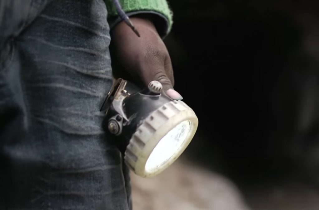 Detalhe da lanterna usada por um adolescente em situação de trabalho no Cerro Rico (Potosí), na extração de minério. (Crédito: Divulgação/Unicef)