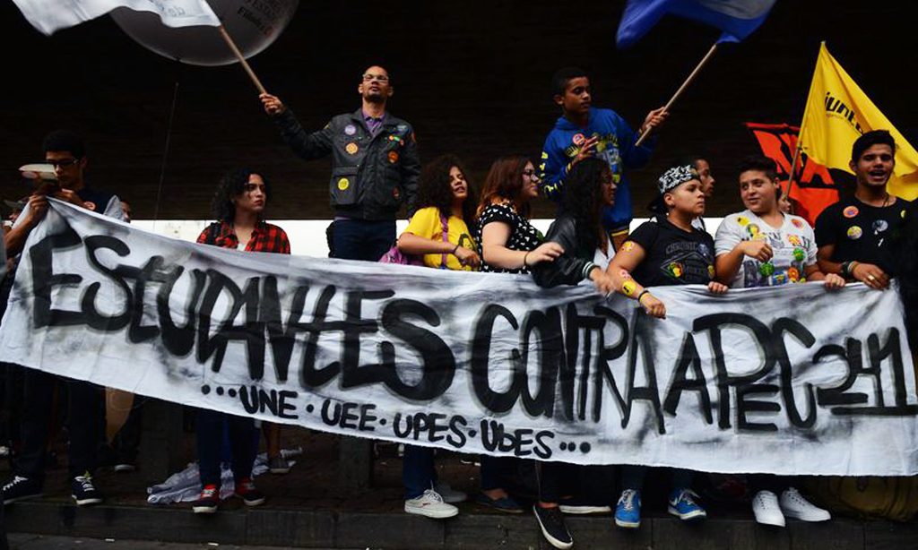 Manifestantes fazem protesto contra PEC 241 na Avenida Paulista (Crédito: Rovena Rosa/Agência Brasil)