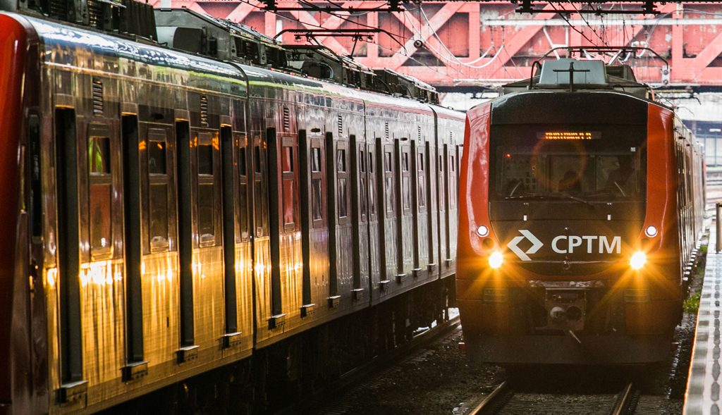 Imagem mostra trem da CPTM, Companhia de Trens Metropolitanos de São Paulo, nos trilhos