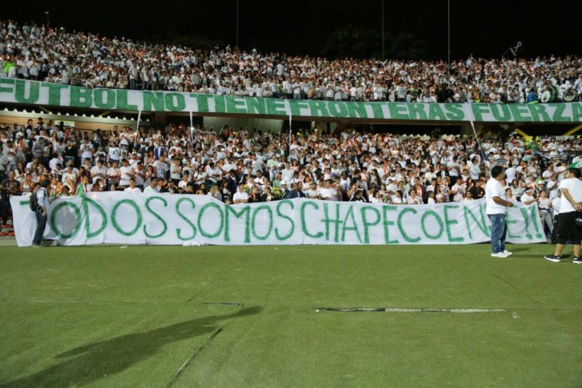 Torcida do Atlético Nacional presta homenagem aos jogadores da Chapecoense mortos em desastre aéreo. (Crédito: Alcaldía de Medellín/ Site Fotospublicas.com).