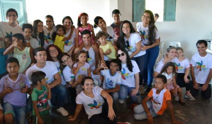 Imagem mostra alunos de Dureuti da UFRN e crianças que participam do projeto