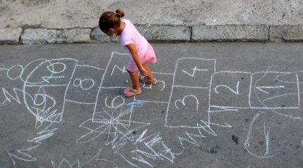 Com atribuições previstas no artigo 136 do ECA, o conselheiro tutelar atende pais e responsáveis de crianças e adolescentes diante de supostas situações de violação de direitos por parte da própria família ou do Estado. (Crédito: Shutterstock).