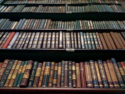 Livros do Real Gabinete de Leitura Português, no centro do Rio. Crédito: EBC