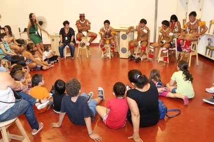 roda de conversa com crianças e índios em suas roupas típicas