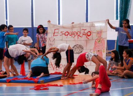 Crianças fazem atividade teatral no programa curumim