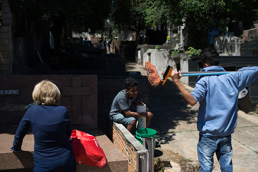 Trabalho infantil no cemitério no Dia de Finados