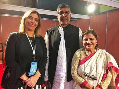 Luciana Conforti (Anamatra, à esq.) e Nobel da Paz Kailash Satyarthi na Conferência Mundial para a Erradicação Sustentável do Trabalho Infantil. (Crédito: Arquivo Pessoal)