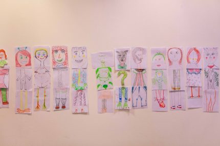 Desenhos da oficina sobre a importância do brincar, com a ilustradora peruana Issa Watanabe. Crédito: Sofia Colucci.
