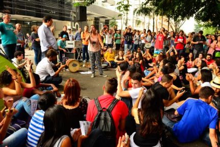 Jovens estudantes de escola se reúnem em roda para assembleia