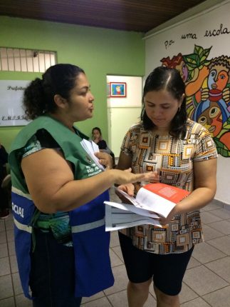 Orientadora Social distribui folders explicativos na Escola Municipal Infante Dom Henrique, no bairro do Pari