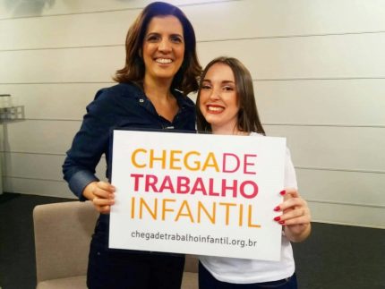 A apresentadora Andresa Boni presta seu apoio à Campanha Chega de Trabalho Infantil, ao lado da Colunista e Entrevistada Anna Luiza Calixto 